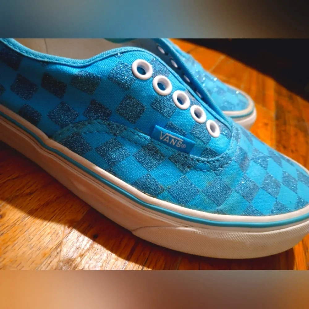 Vans - Picture 1 of 7